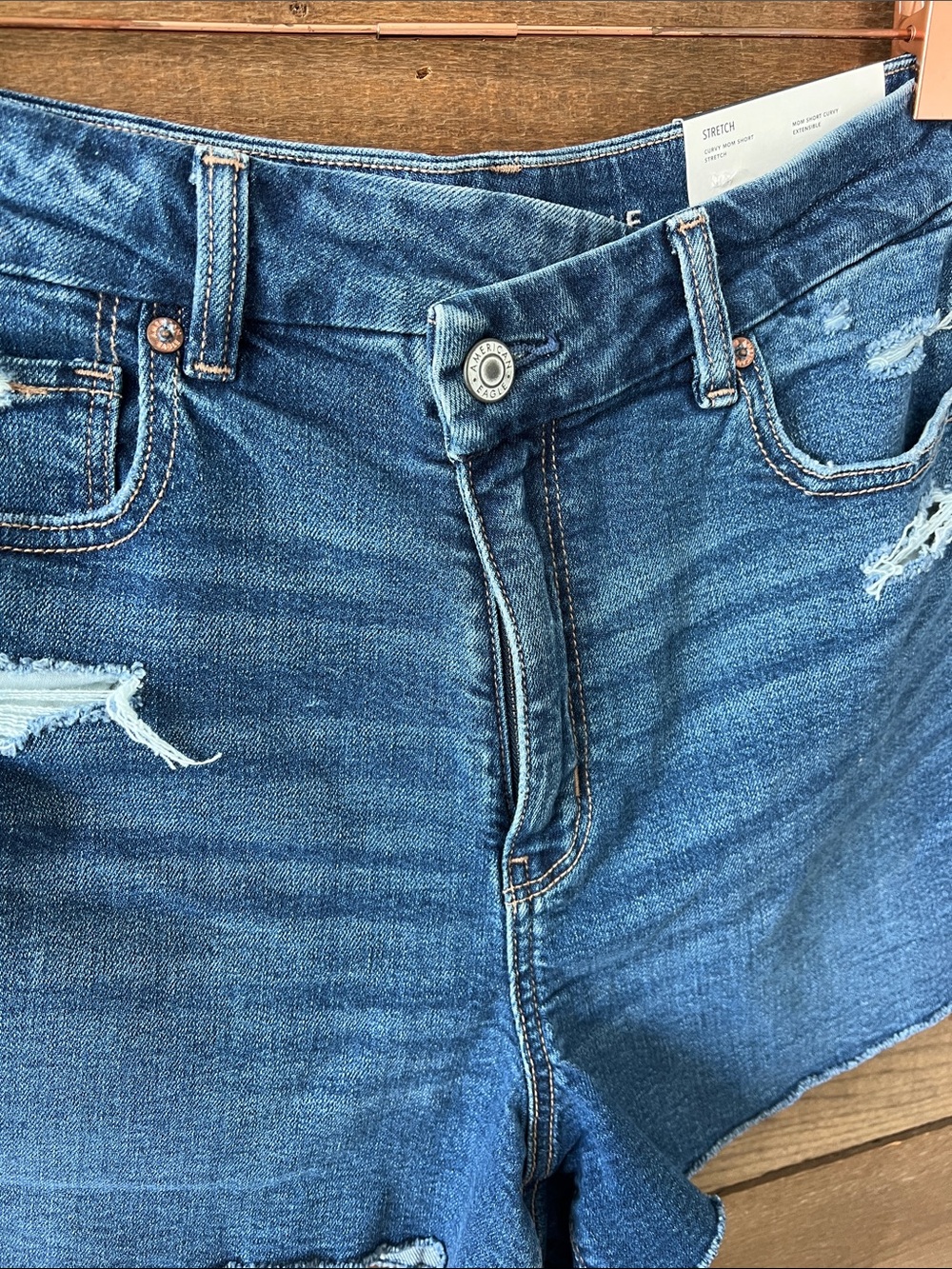 NWT American Eagle Women's Curvy Mom Distressed Denim Jean Short in Blue Size 8 - Picture 2 of 7